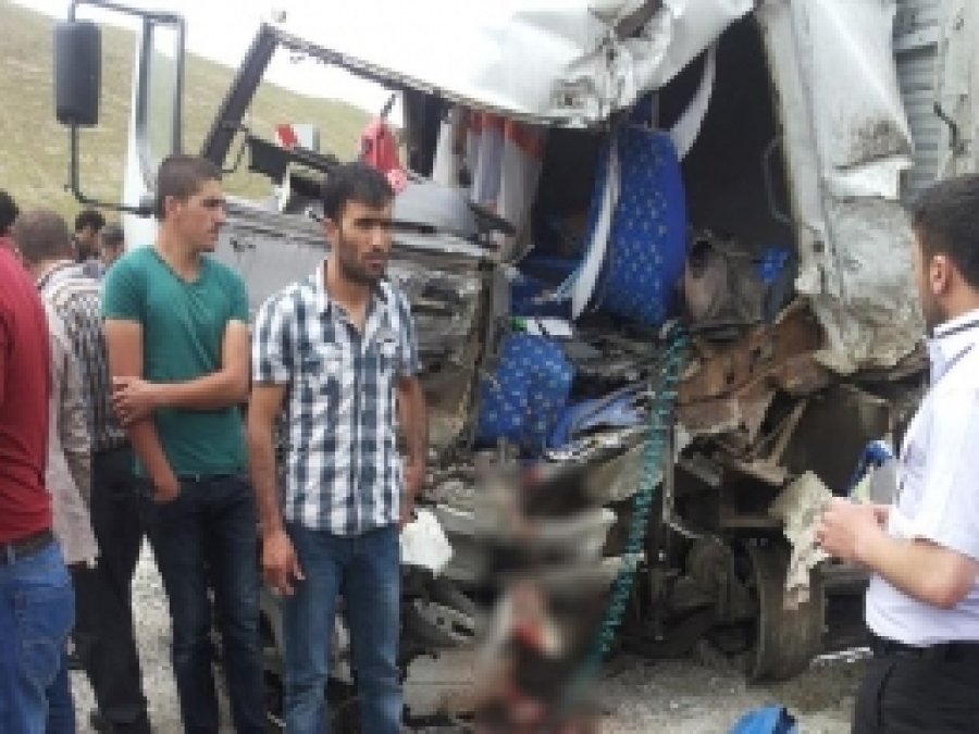 Van'da Trafik Kazası: 1 Ölü 2 Yaralı