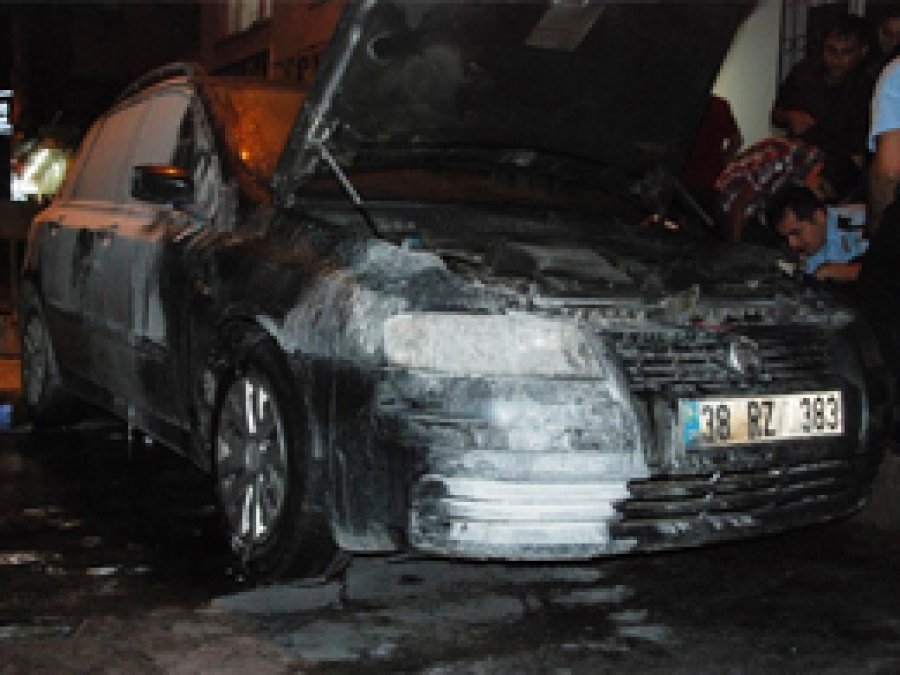 Diyarbakır'da Otomobil Kundaklandı 