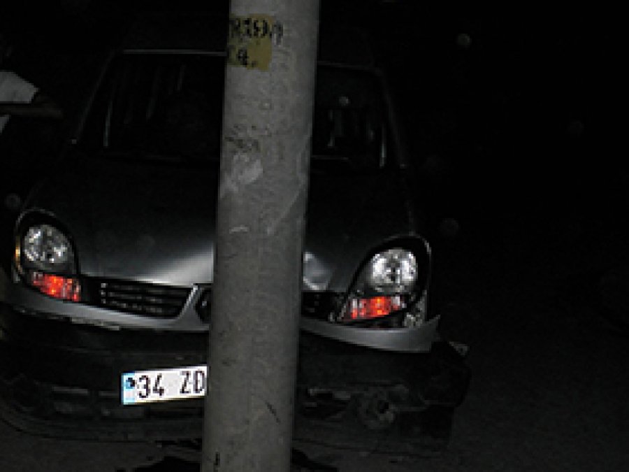 Cadde Ortasındaki Elektrik Direği