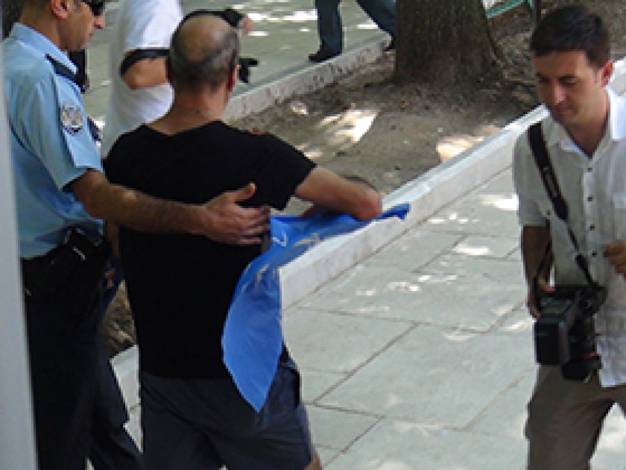 İhsanoğlu'na AK Parti Bayrağıyla Protesto