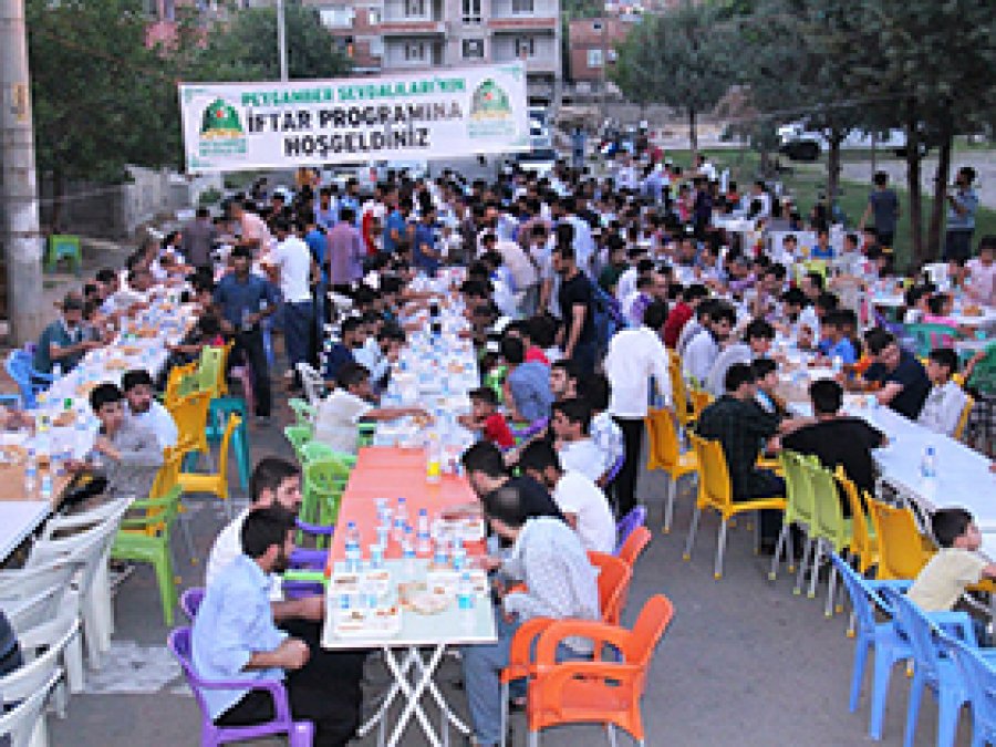 Hizmet Der 750 Kişiye İftar Yemeği Verdi