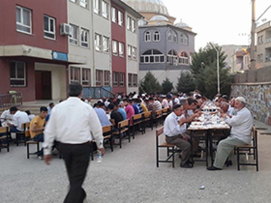 Ravza Der, İftar Yemeği Verdi