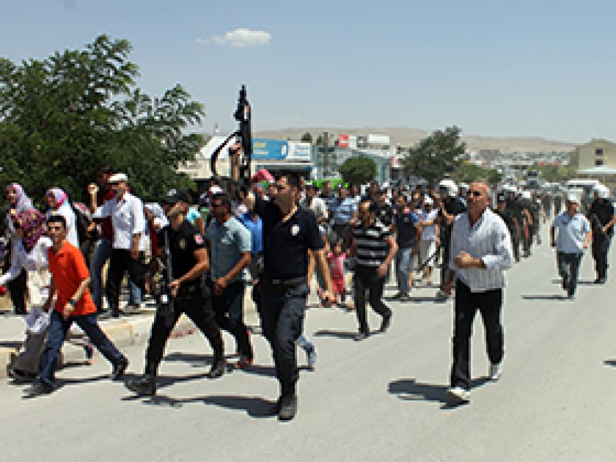 Suları Akmayan TOKİ Sakinleri Yol Kesti