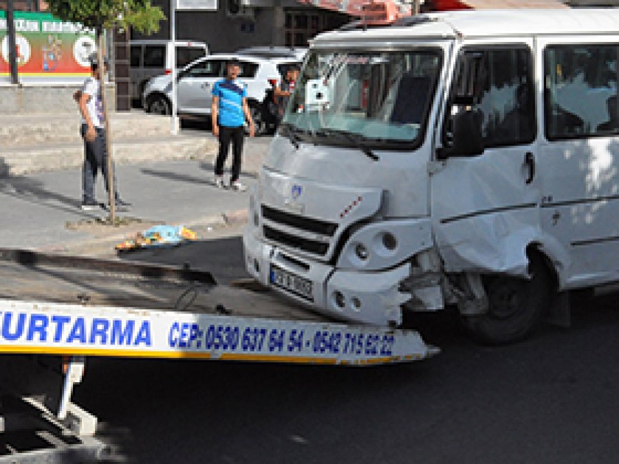 Batman'da Minibüs Kaza Yaptı