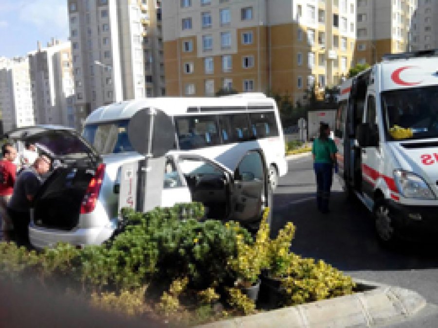 İstanbul Kayaşehir'de Kaza:1 Ağır Yaralı