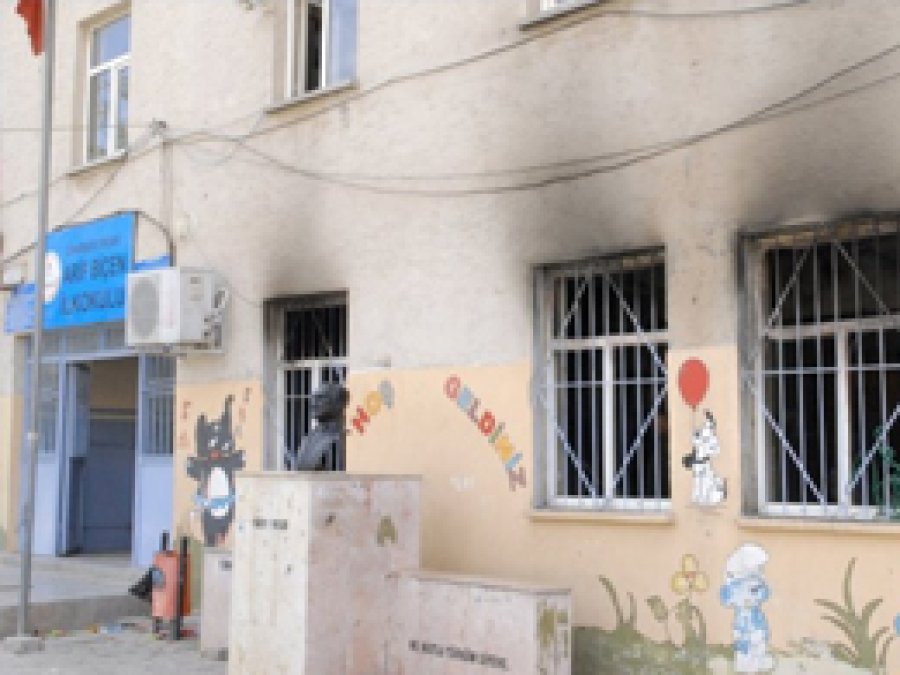 Dicle'de 3 Okul Ateşe Verildi
