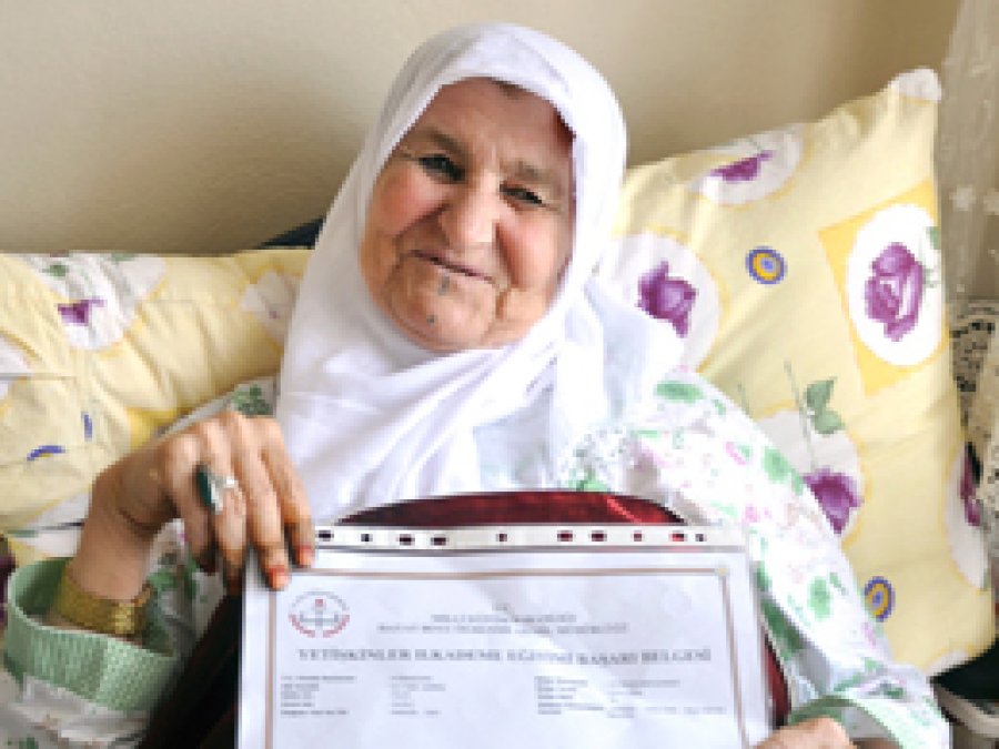 Kızıltepeli 70'li Ninenin Okuma Azmi