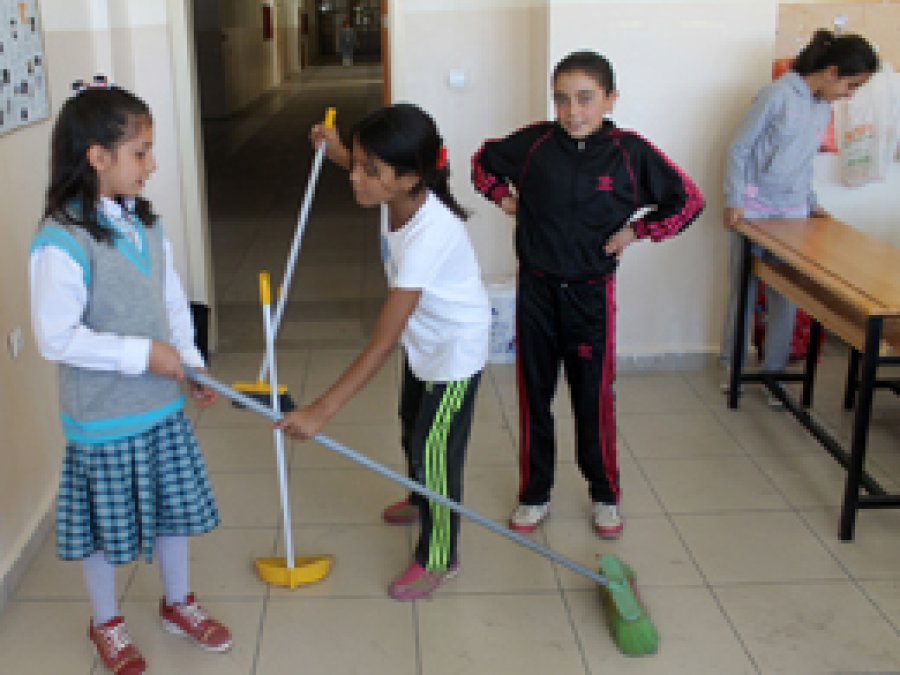 Okullar Öğrenciler Tarafından Temizleniyor