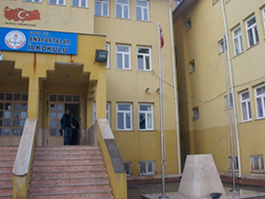 Yüzü kapalı grup Atatürk büstünü söktü