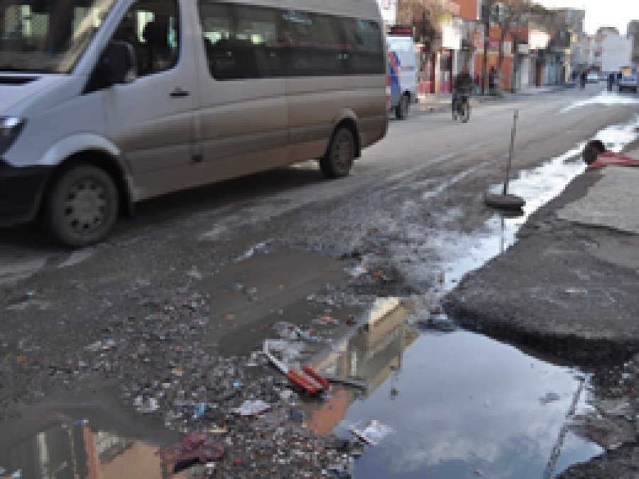 Bozuk yollar şoförleri çileden çıkardı