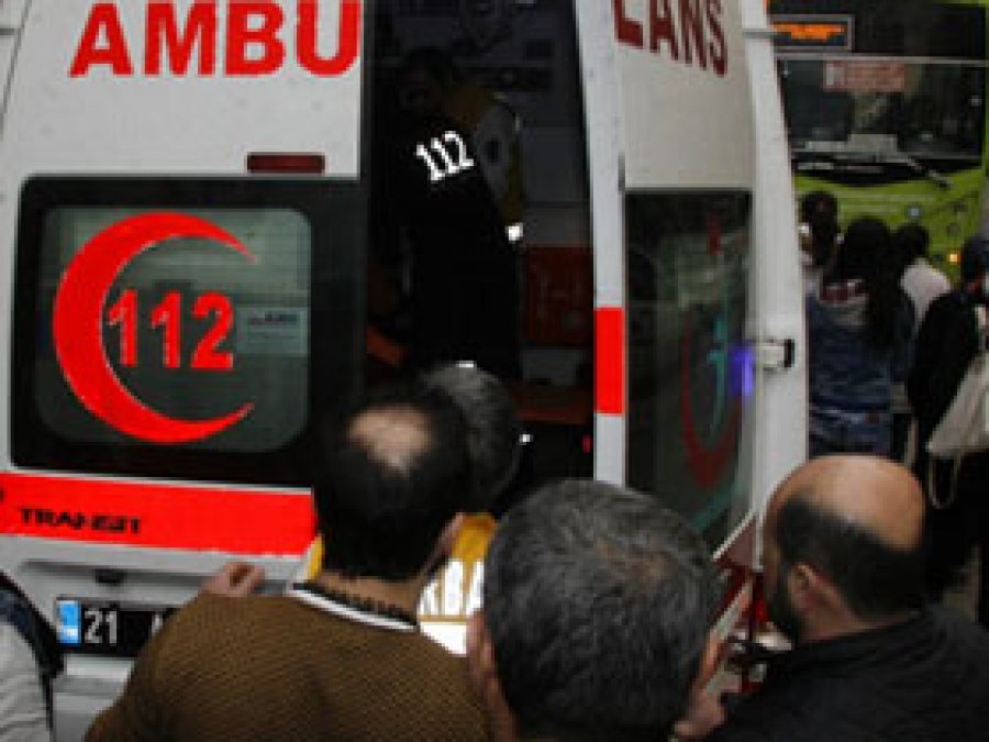 Cam silen genç kız pencereden düştü