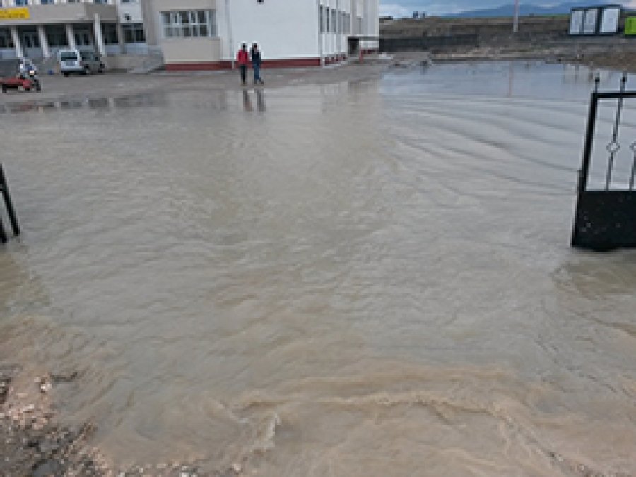 Ergani’de imam hatip lisesini su bastı