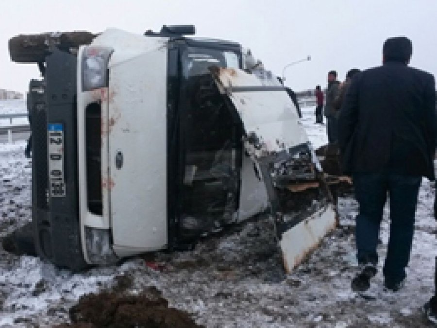 Genç'te minibüs devrildi: 1 ölü, 12 yaralı