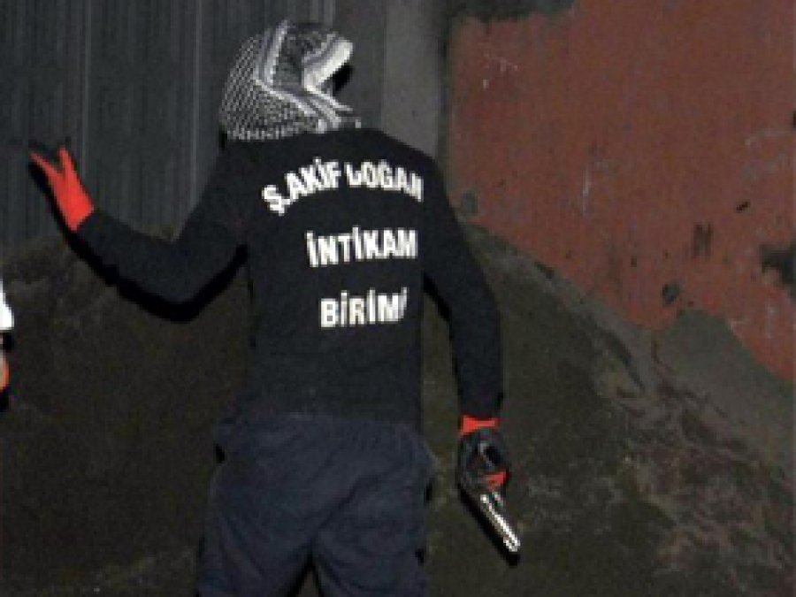 PKK'liler yol kesip insanlara saldırıyor