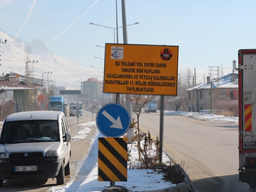 Kapatılan caddenin tekrar açılması isteniyor