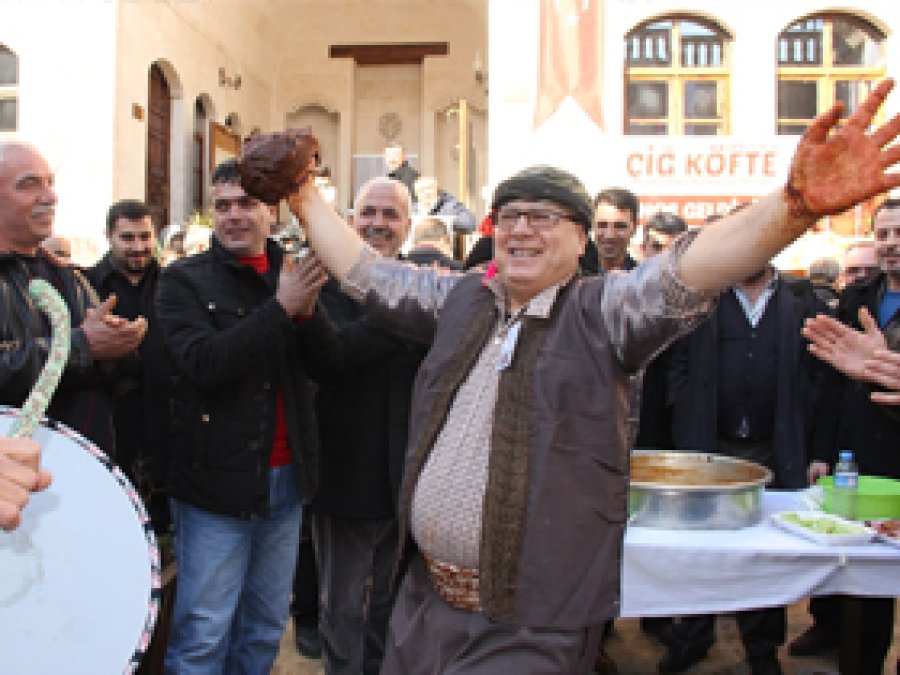 Urfa'da çiğköfteler yarıştı
