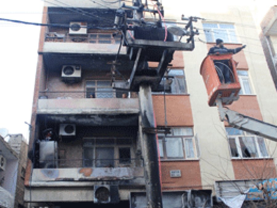Patlayan trafo bir evin yanmasına sebep oldu