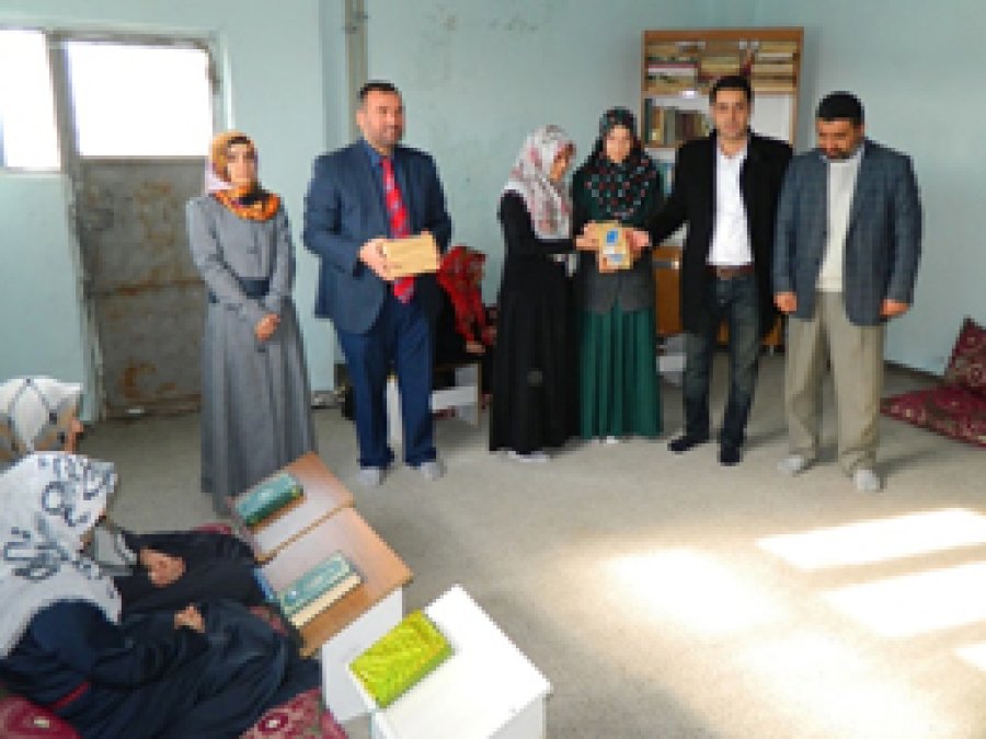 Kaymakamdan Kuran kursu öğrencilerine tablet