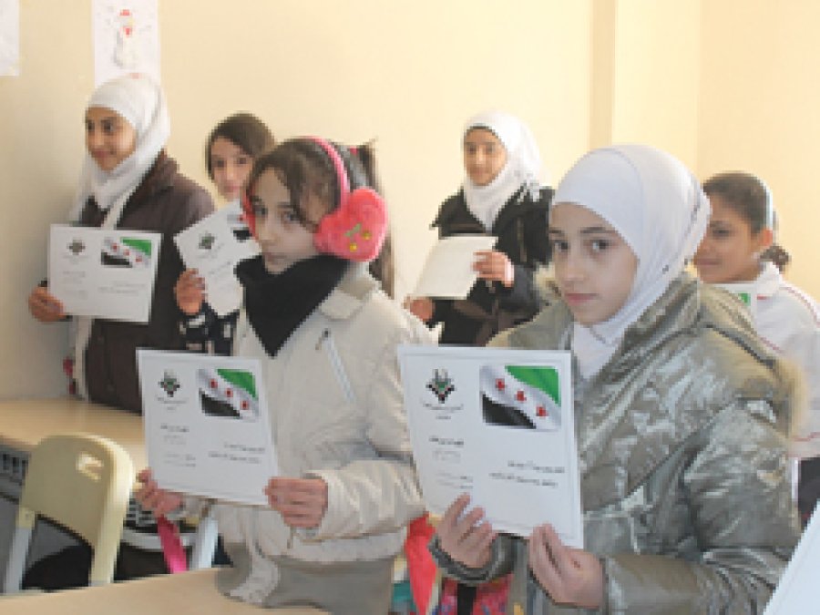 Suriyeli öğrenciler de karne sevincini yaşadı