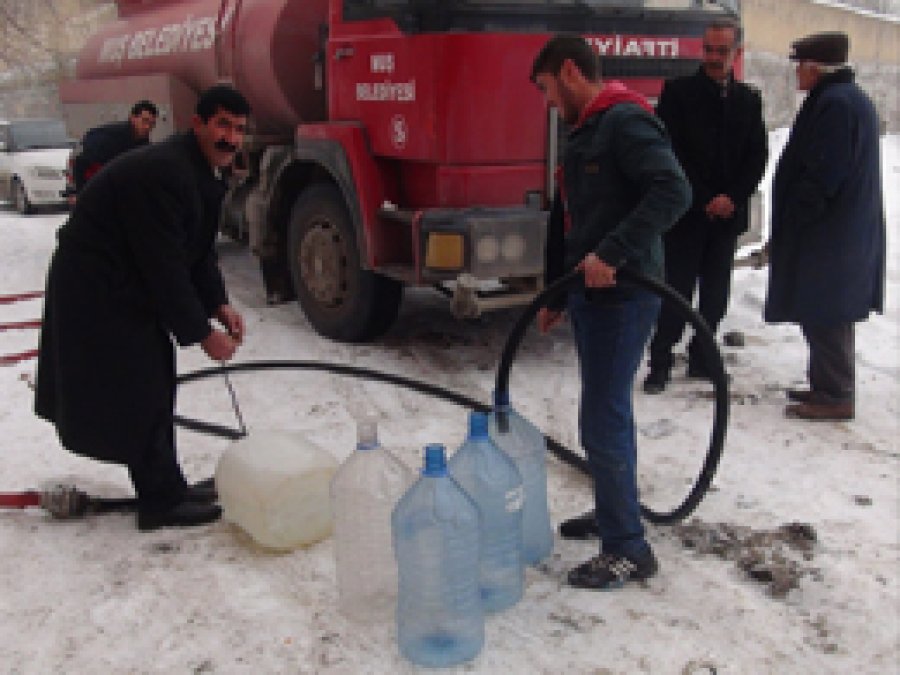 Soğuk hava Muş'ta suları dondurdu