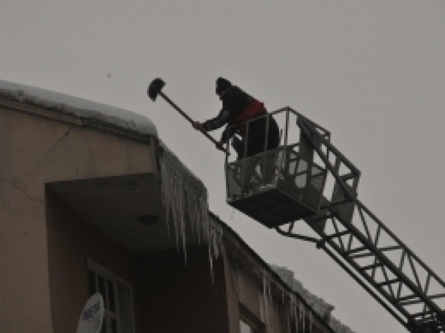 Buz sarkıtları itfaiye tarafından temizleniyor