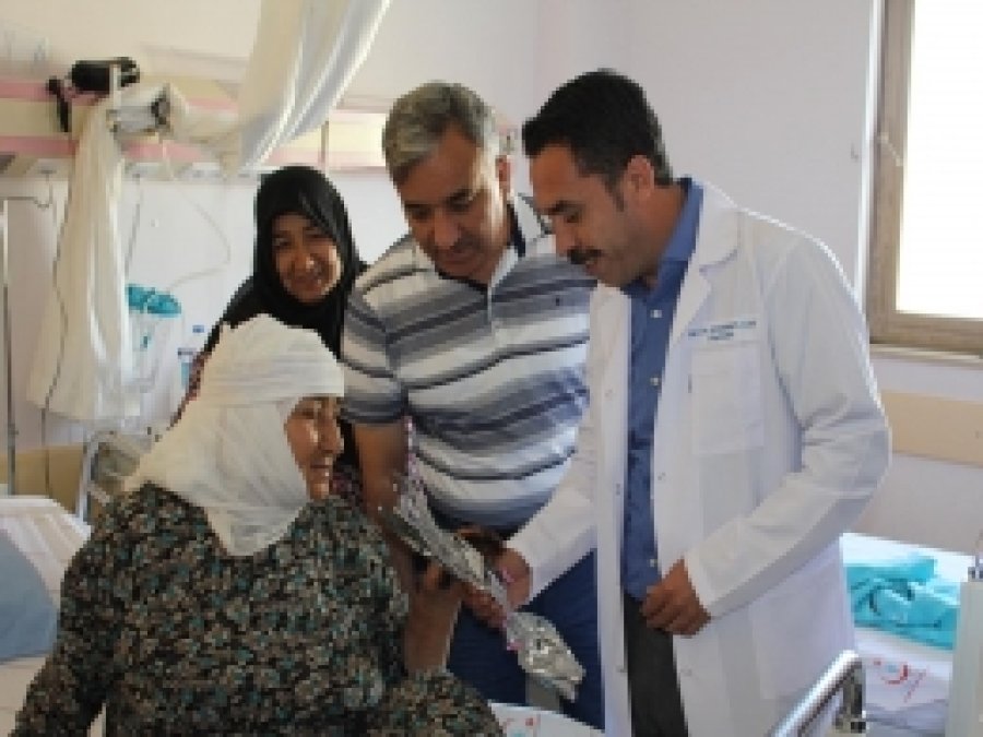 Hastanede yatan yaşlı hastalara ziyaret