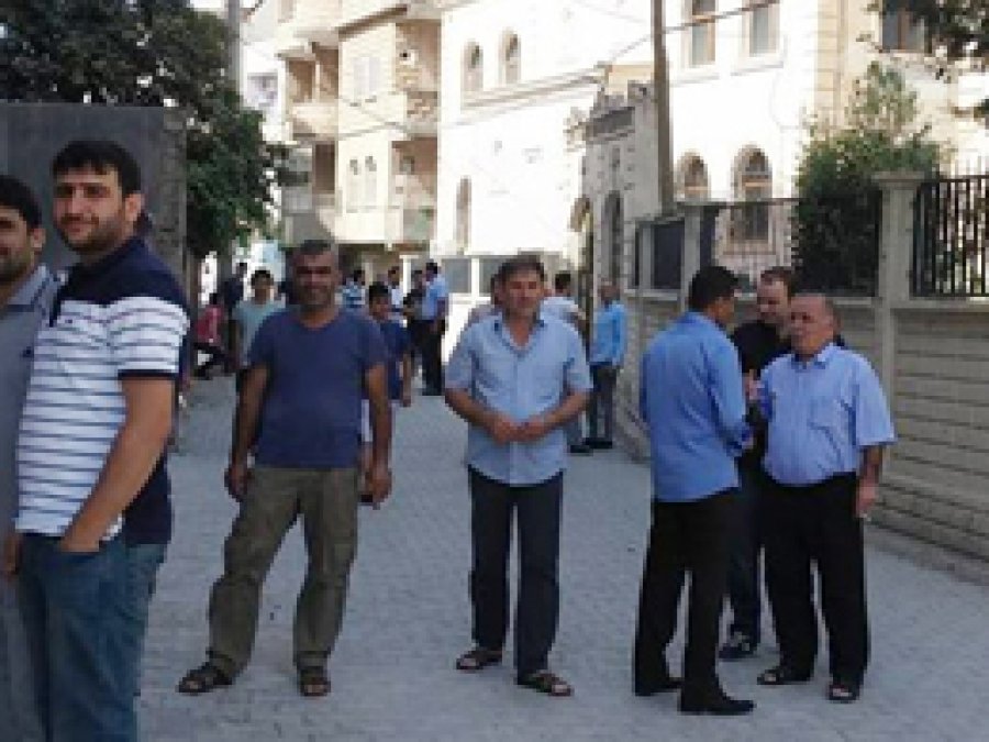 Müdahalelere rağmen Cuma namazı kılındı