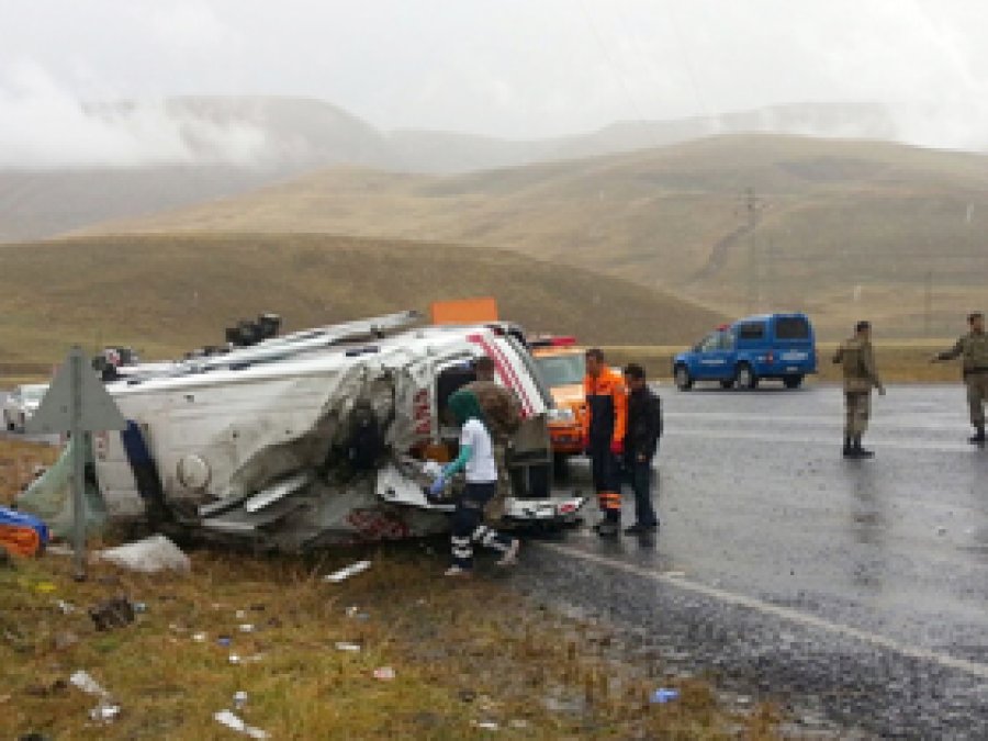 Ambulans devrildi: 3 yaralı