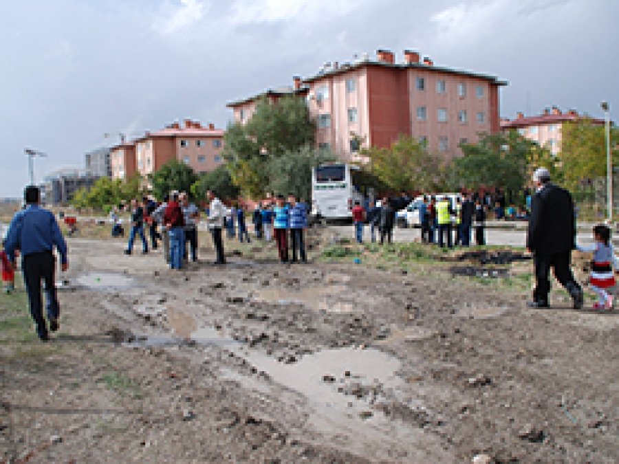 Yolcu otobüsü otomobille çarpıştı: 22 yaralı