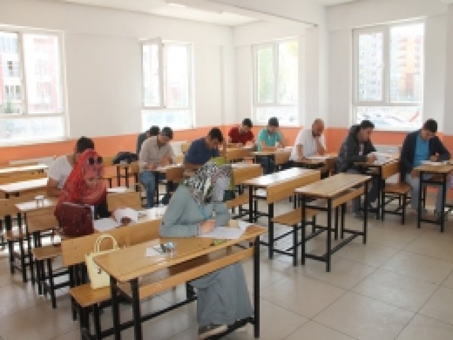 Van'da aday öğretmenler deneme sınavında