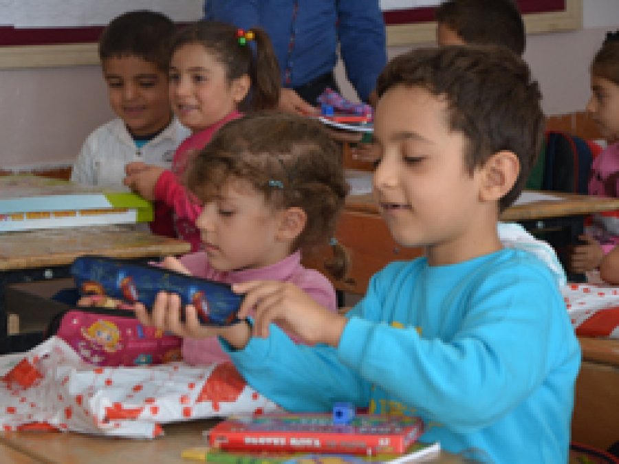 Kozluklu öğrencilere kırtasiye yardımı