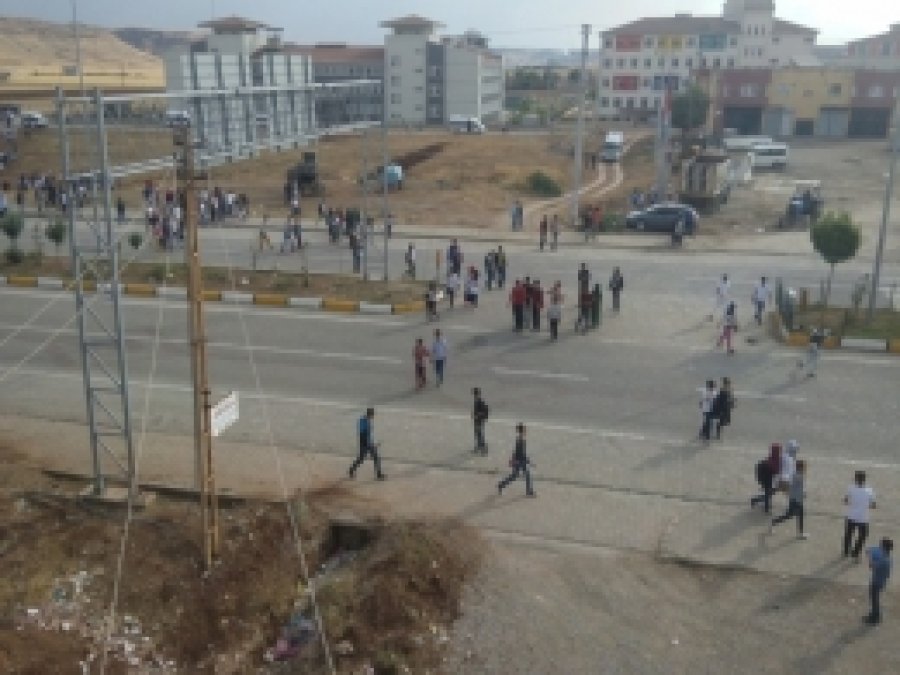 Öğrenciler okul yoluna üstgeçit istiyor