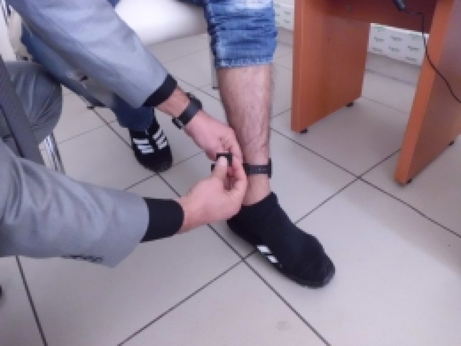 Ablasını rehin alana elektronik kelepçe