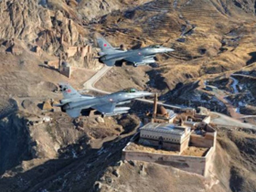 Türkiye F-16'larına Suriye sınırında taciz