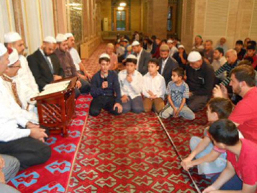 Adana'da gençlik sabah namazında buluştu