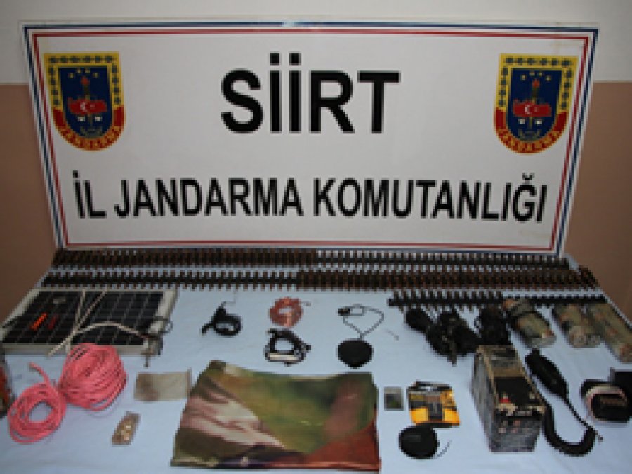 Ele geçirilen mühimmatın arasında haç kolyesi çıktı
