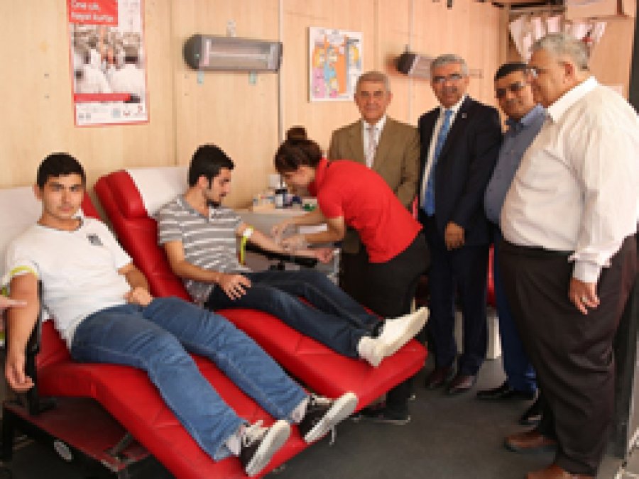 Adana'da öğrenci ve akademisyenler kan bağışı yaptı