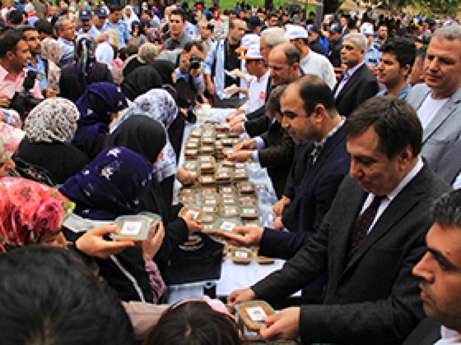 Urfa'da 20 bin kişilik aşure dağıtıldı