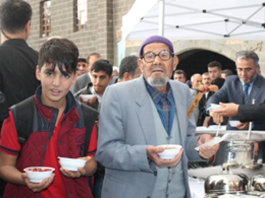 Diyarbakır'da halka aşure ikramı