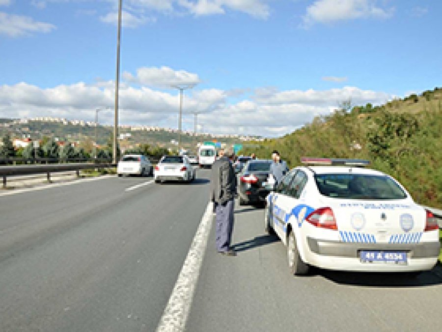 TEM'de zincirleme kaza: 3 yaralı