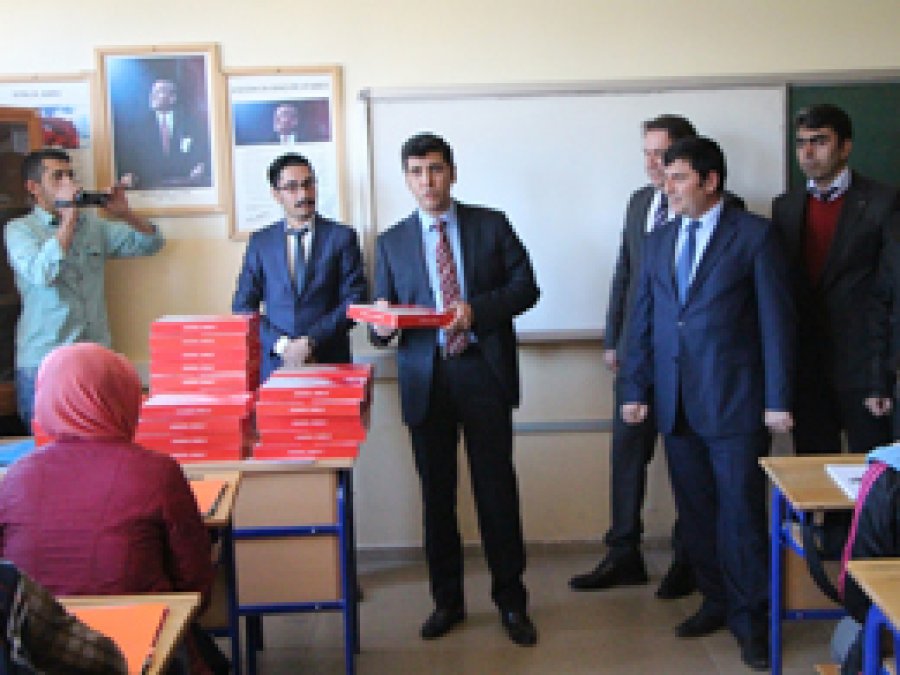 Karlıova'da öğrencilere tablet dağıtıldı