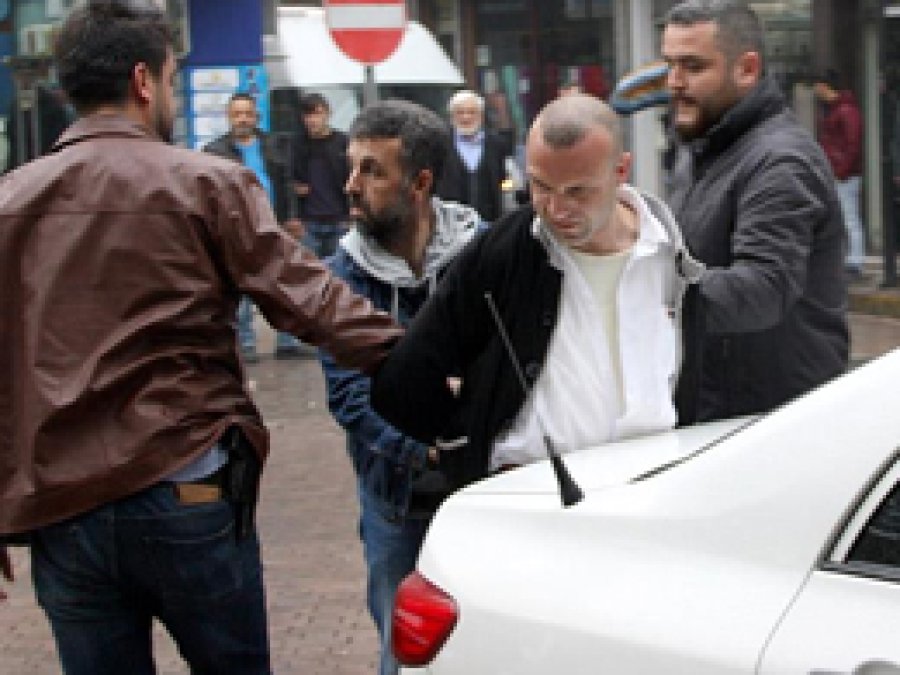 Çarşaf giyen erkeğe 'Canlı Bomba' gözaltısı