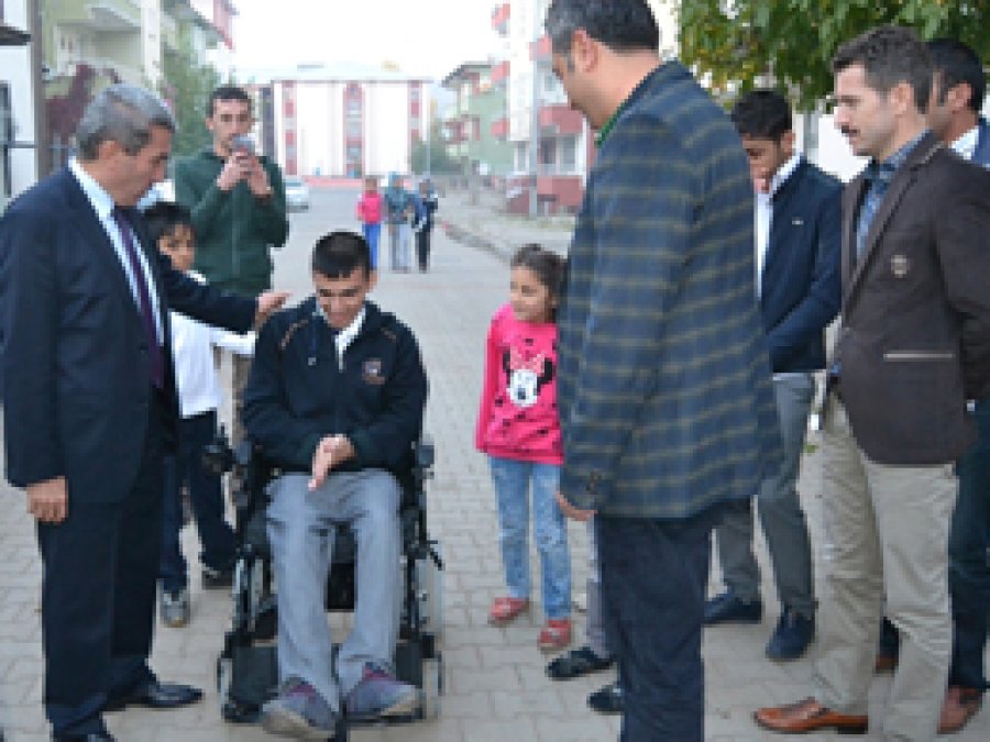 Bingöl'de engelli öğrenciye örnek yardım