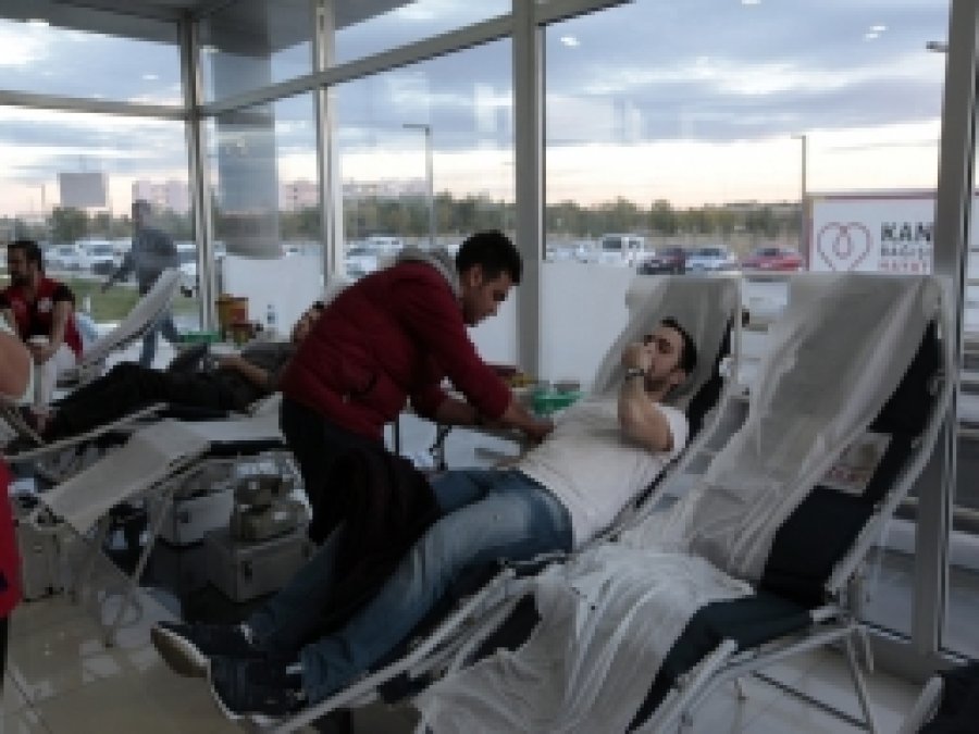 Öğrencilerden kan bağışı kampanyasına destek