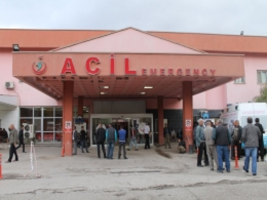 Polis aracı ile minibüs çarpıştı: 1 yaralı