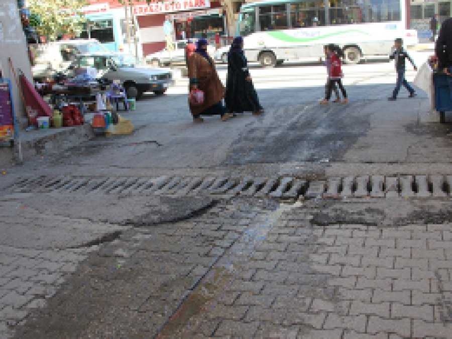 Altyapı yetersizliği esnafı mağdur ediyor