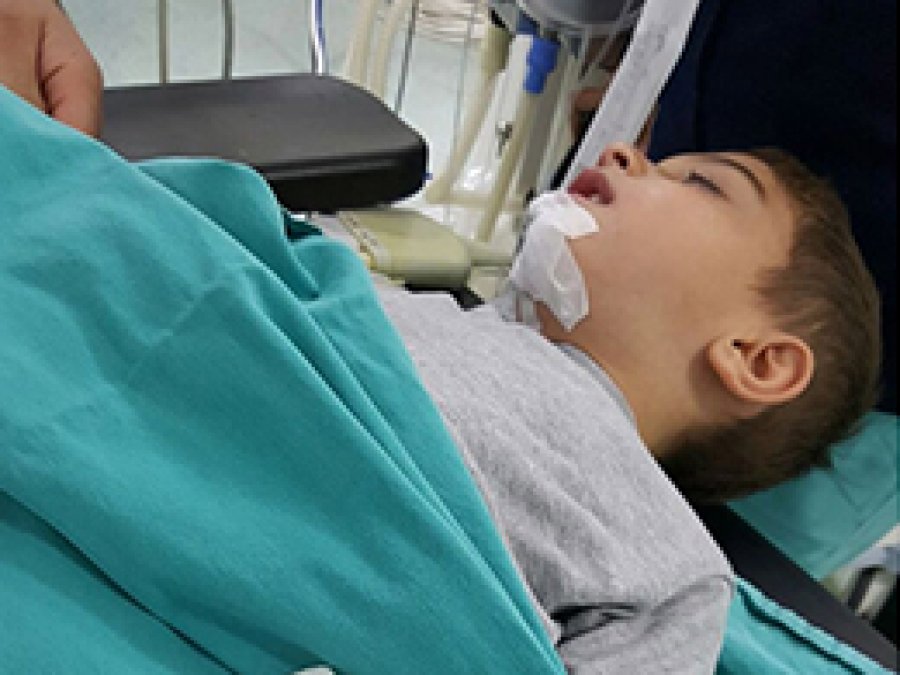 Metal kolye yutan çocuk ölümden döndü