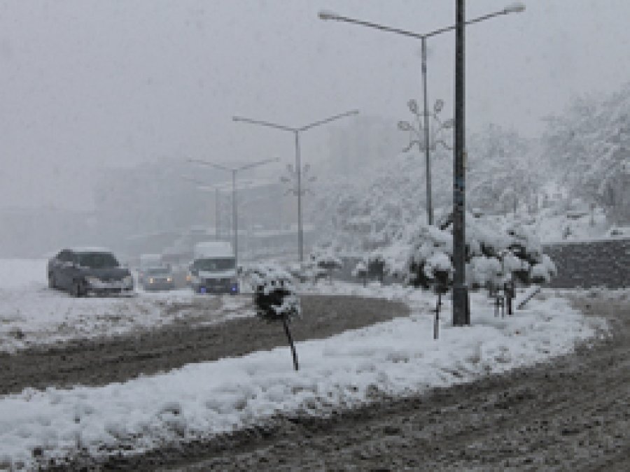 Doğu'da kar yağışı hayatı olumsuz etkiledi