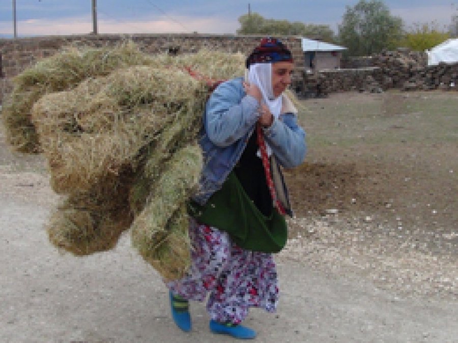 Azmiyle gençlere ders veren yaşlı kadın