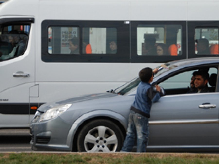 Cam silen çocuklar tehlikeyi umursamıyor